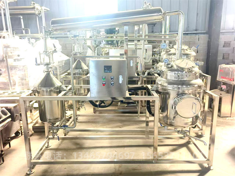 100L植物精油提取設(shè)備.jpg